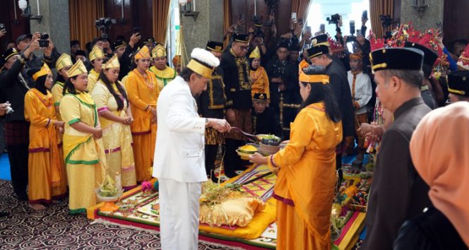 
 Sultan Kutai Kartanegara Ing Martadipura ke-XXI, Aji Muhammad Arifin, memimpin ritual sakral merebahkan Tiang Ayu sebagai penanda berakhirnya Erau Adat Kutai 2025.