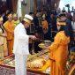 Sultan Kutai Kartanegara Ing Martadipura ke-XXI, Aji Muhammad Arifin, memimpin ritual sakral merebahkan Tiang Ayu sebagai penanda berakhirnya Erau Adat Kutai 2025.
