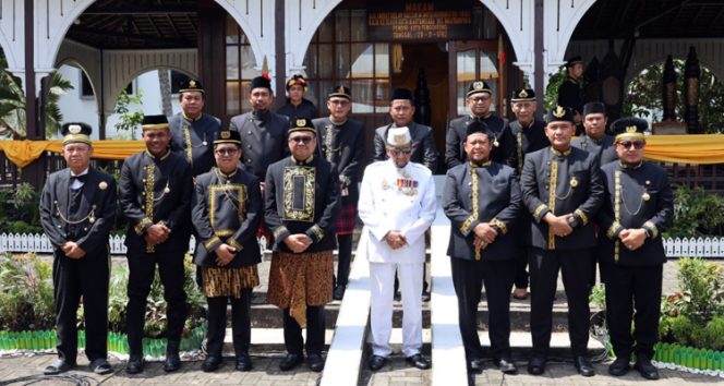
 Sultan Kutai Kartanegara Ing Martadipura ke-XXI Aji Muhammad Arifin, Bupati Kukar Aulia Rahman Basri, Wakil Bupati Rendi Solihin, unsur Forkopimda, dan pejabat daerah berfoto bersama di depan makam pendiri Kota Tenggarong.