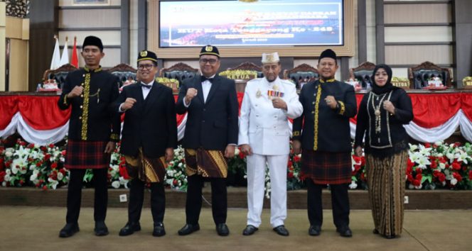 
 Bupati Kukar Aulia Rahman Basri, Wakil Bupati Rendi Solihin, Sultan Kutai Kartanegara Ing Martadipura ke-XXI Aji Muhammad Arifin, bersama unsur Pimpinan DPRD Kukar berfoto usai Sidang Paripurna ke-12 dalam rangka HUT ke-243 Kota Tenggarong.