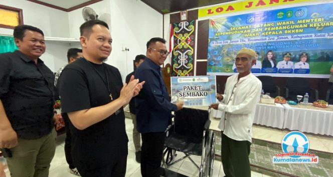 
 Bupati Kutai Kartanegara dr. Aulia Rahman Basri, M.Kes, didampangi Kepala Perwakilan BKKBN Kaltim dr. Nurizky Permanajati, menyerahkan bantuan paket sembako kepada perwakilan Lansia di Desa Loa Janan Ulu, Kecamatan Loa Janan, Sabtu (30/8/2025). (Indirwan/Fairuzzabady/Kumalanews.id)