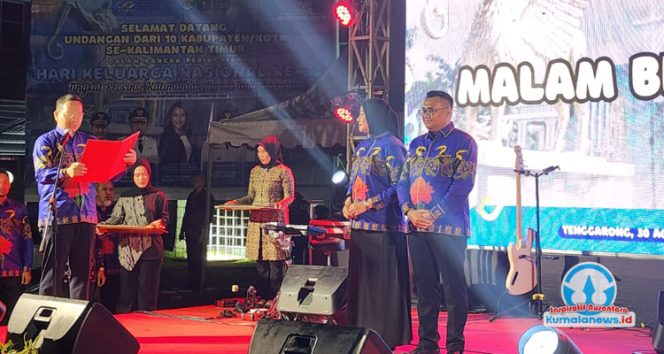 
 Bupati Kutai Kartanegara Aulia Rahman Basri bersama istri, Ketua TP PKK Kukar Andi Deescha Pravidhia Aulia, menerima penghargaan sebagai Ayah dan Bunda Generasi Berencana (Genre) pada puncak Harganas ke-32 di Tenggarong, Sabtu (30/8/2025) malam. (M. Fikri Khairi/Fairuzzabady/Kumalanews.id)