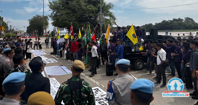 
 Ratusan mahasiswa, organisasi mahasiswa Cipayung, dan masyarakat yang tergabung dalam Aliansi Kukar Menggugat menggelar aksi damai di depan Gedung DPRD Kutai Kartanegara, menyuarakan berbagai tuntutan mulai dari isu pendidikan, kesejahteraan, hingga pengawasan kebijakan publik Senin (1/9/2025). (M. Fikri Khairi/Fairuzzabady/Kumalanews.id)