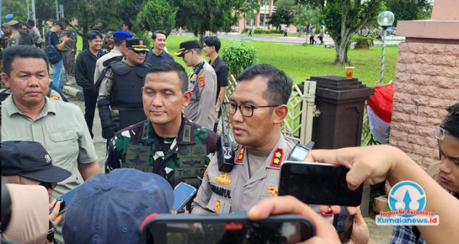 
 Kapolres Kukar AKBP AKBP Khairul Basyar, didampangi Dandim 0906 Kukar Letkol CZI Damai Adi Setiawan, memberikan keterangan persnya kepada awak media, terkait aksi damai yang dilakukan oleh ratusan mahasiswa, organisasi mahasiswa Cipayung, dan masyarakat yang tergabung dalam Aliansi Kukar di depan Gedung DPRD Kutai Kartanegara, yang berjalan dengan kondusif, Senin (1/9/2025). (M. Fikri Khairi/Fairuzzabady/Kumalanews.id)