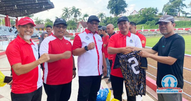 
 Asisten III Setkab Kukar, Dafip Haryanto, didampangi Ketua Askab PSSI Kukar, Thauhid Afrilian Noor, serta Sekretaris Dispora Kukar, Syafliansyah, dan Wakil Ketua Askab Kukar, Surya Admaja, menyerahkan jersey sepak bola kepada tim sepak bola Kecamatan Kota Bangun, yang berpartisipasi dalam event turnamen Bupati Cup 2025, di Stadion Rondong Demang Tenggarong, Senin (1/9/2025). (Fairuzzabady/Kumalanews.id)