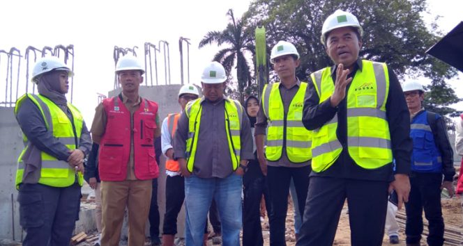 
 Ketua DPRD Kutai Kartanegara (Kukar) Ahmad Yani bersama unsur pimpinan dewan meninjau langsung progres pembangunan jembatan pendamping Jembatan Besi di Jalan Kartini, Tenggarong, Selasa (2/9/2025). (Foto. Dok: mmbse)