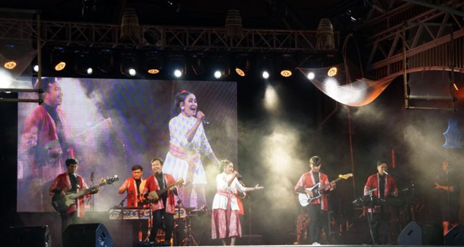 Kelompok musik tradisi asal Kutai Kartanegara yang sebelumnya dikenal sebagai Olah Gubang kini resmi memperkenalkan identitas barunya “Petala”. Peresmian nama baru itu dilakukan saat tampil di ajang Festival Musik Tradisi Indonesia (FMTI) di Banjarmasin, Minggu (31/8/2025). (Foto. Dok. Petala)