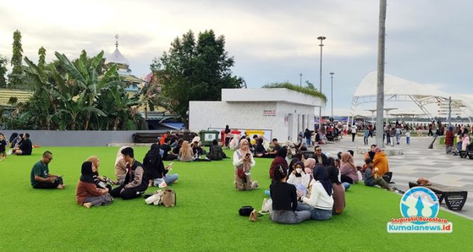 Warga dari berbagai daerah di Kalimantan Timur yang ramai datang untuk menikmati suasana Taman Tanjong Tenggarong saat menjelang sore hari, Sabtu (6/9/2025). (Akmal Hafidz Krisnowo/Fairuzzabady/Kumalanews.id)