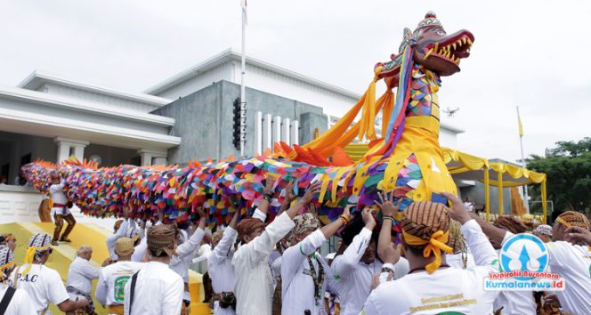 
 Prosesi Ngulur Naga merupakan upacara sakral dalam pelaksanaan Erau Adat Kutai yang digelar oleh Kesultanan Kutai Kartanegara Ing Martadipura. (Foto, Dok: Awal/Fairuzzabady/Kumalanews.id)