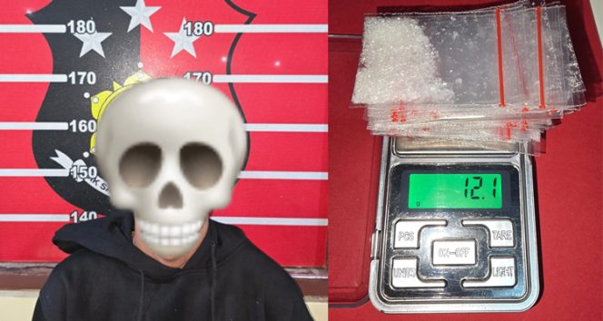 
 Tersangka bersama barang bukti sabu yang berhasil diamankan Unit Reskrim Polsek Loa Janan. (Sumber Foto: Polsek Loa Janan)