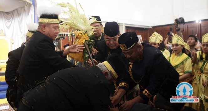 
 Prosesi mendirikan Tiang Ayu merupakan salah satu upacara adat dalam pelaksanaan Erau yang dilaksanakan oleh kerabat Kesultanan Kutai Kartanegara Ing Martadipura di keraton bersama pejabat daerah, dan sebagai pertanda bahwa acara Erau dimulai. (Foto. Dok: Awal/Erau/2023/Kumalanews.id)