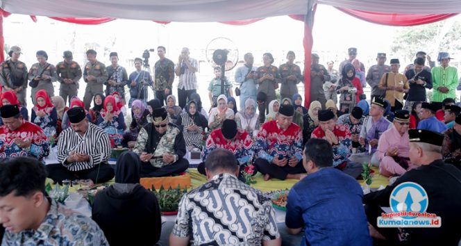 
 Beseprah merupakan salah satu acara yang dilaksanakan dalam rangkaian prosesi Erau Adat Kutai, dimana Sultan Kutai Kartanegara Ing Martadipura ke-21, Aji Muhammad Arifin, bersama Kepala Daerah, kerabat Kesultanan serta pejabat dilingkungan pemerintah daerah maupun swasta dan masyarakat, makan atau sarapan bersama didepan Museum Mulawarman. (Foto. Dok: Awal/Erau/2023/Kumalanews.id)