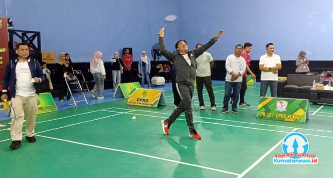 Ketua DPRD Kutai Kartanegara Ahmad Yani bersama Sekretaris DPRD Kukar M. Ridha Dermawan melakukan pukulan kok pertama sebagai tanda dibukanya Turnamen Bulutangkis DPRD Kukar Cup 2025 di Gedung Bulutangkis DPRD Kukar, Selasa (9/9/2025) malam. (Indirwan/Fairuzzabady/Kumalanews.id)