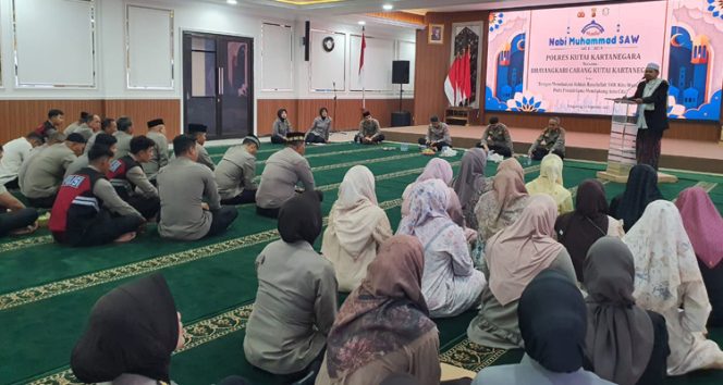 
 Suasana religius dan penuh kekhidmatan perayaan Maulid Nabi Muhammad SAW 1447 H/2025 M, yang digelar oleh Polres Kutai Kartanegara. (Foto. Dok: Humas Polres Kukar)