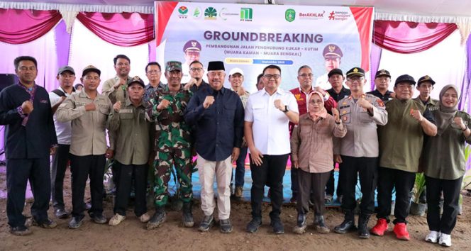 
 Bupati Kutai Kartanegara Aulia Rahman Basri, foto bersama dengan para tamu undangan saat menghadiri kegiatan groundbreaking pembangunan jalan penghubung sepanjang 12,9 kilometer yang menghubungkan Desa Menamang Kiri, Kukar, menuju Desa Senambah, Kutai Timur, pada Kamis (11/9/2025). (Foto Dok: Prokom 01/www.kukarpaper.com)