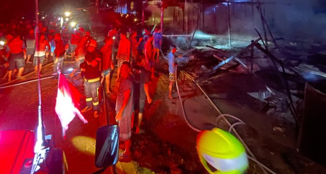 
 Petugas dari Dinas Pemadam Kebakaran dan Penyelamatan (Disdamkarmat) Kabupaten Kutai Kartanegara, bersama warga melakukan pemadaman api. (Foto. Dok: Disdamkarmatan Kukar)