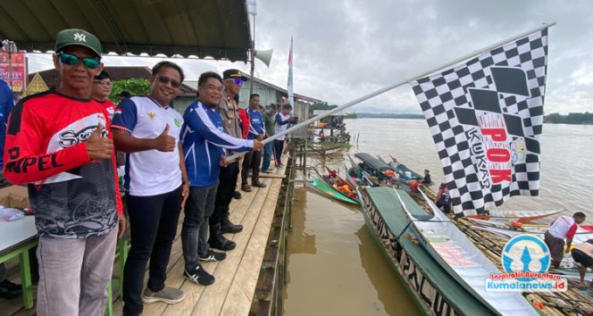 Camat Sebulu, Edy Fahruddin, didampingi Kepala Desa Segihan Hendra Wahyudi, Kapolsek Sebulu Iptu Eddi Subagyo, serta Wakil Ketua Persatuan Olahraga Ketinting (POK) Kutai Kartanegara, Ahmad Ilhamsyah, membuka Open Race balap ketinting Mahakam Jilid 2 di Desa Segihan, Sabtu (13/9/2025). (Fairuzzabady/Kumalanews.id)