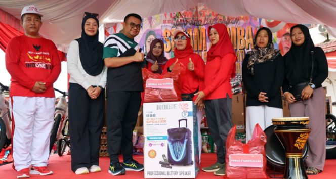 
 Bupati Kukar Aulia Rahman Basri bersama Ketua TP PKK Kukar Andi Deescha Pravidhia Aulia, didampangi Camat Tenggarong, Sukono, menyerahkan perlengkapan berupa seragam, peralatan, dan sound system kepada kelompok Habsyi An Ninda dan Fisabilillah. (Foto. Dok: www.kukarpaper.com)
