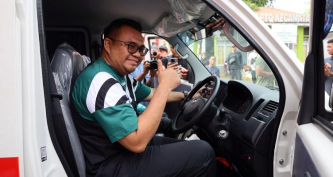 
 Bupati Kukar Aulia Rahman Basri menyerahkan satu unit mobil ambulans diberikan untuk kelompok Balakar Kelurahan Baru. (Foto. Dok: www.kukarpaper.com)