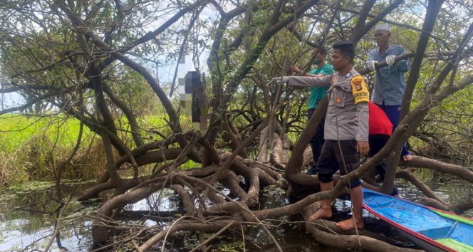 
 Polisi dan warga melakukan evakuasi jasad seorang nelayan muda yang sudah tinggal tulang dan kulit. (Foto. Dok: Polsek Muara Muntai)