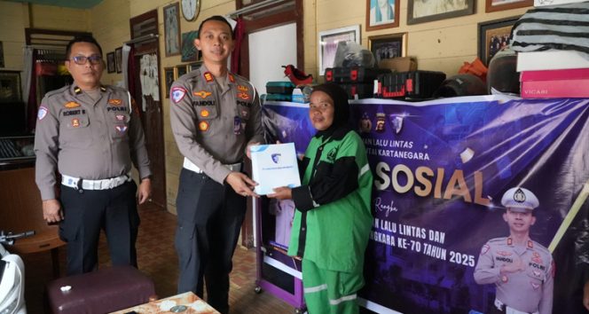 
 Kasat Lantas Polres Kutai Kartanegara, AKP Ahmad Fandoli, memimpin kegiatan bakti sosial dengan menyalurkan paket sembako kepada warga yang membutuhkan. Kegiatan ini digelar dalam rangka memperingati Hari Keselamatan Lalu Lintas sekaligus menyambut HUT Lalu Lintas Bhayangkara ke-70 Tahun 2025, sebagai wujud kepedulian Polri terhadap masyarakat. (Foto. Dok: Satlantas Polres Kukar)