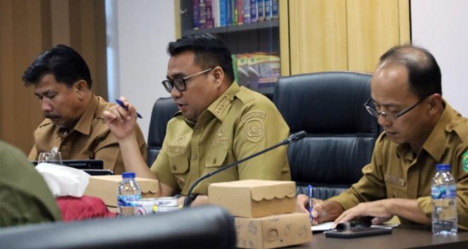 
 Bupati Kutai Kartanegara, Aulia Rahman Basri, memimpin rapat koordinasi dan evaluasi pembangunan infrastruktur jalan di Kukar. Kegiatan digelar di ruang pertemuan Dinas PU pada Senin (15/9/2025). (Foto Dok: www.kukarpaper.com)