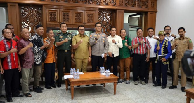 
 Bupati Kutai Kartanegara, Aulia Rahman Basri, menerima audiensi Kepala Adat Besar Dayak Benuaq, Tunjung, Paser, dan Basab di Ruang VIP Rumah Jabatan Bupati Kukar, Senin (15/9/2025). (Foto. Dok: www.kukarpaper.com)