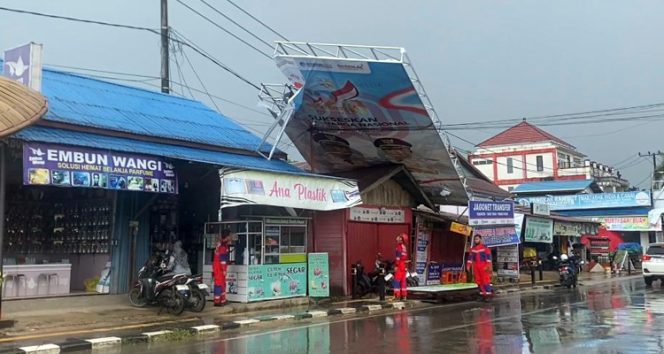 
 Petugas Damkar Kukar mengevakuasi baliho yang roboh di Desa Teluk Dalam, Kecamatan Tenggarong Seberang, Selasa (16/9/2025) siang. (Foto. Dok: Dinas Pemadam Kebakaran dan Penyelamatan Kabupaten Kutai Kartanegara)