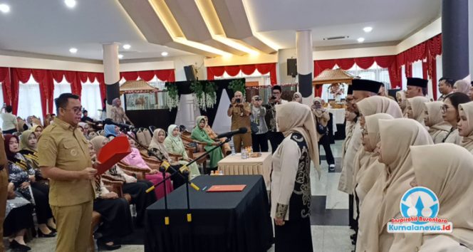 
 Bupati Kutai Kartanegara, Aulia Rahman Basri, melantik Kelompok Kerja (Pokja) Bunda PAUD periode 2025–2030, di Pendopo Odah Etam Tenggarong, Senin (15/9/2025). (Indirwan/Fairuzzabady/Kumalanews.id)