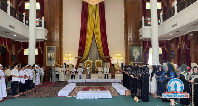 
 Suasana haul para Raja dan Sultan Kutai yang penuh khitmad, di Kedaton Kesultanan Kutai Kartanegara Ing Martadipura, Rabu (17/9/2025). (Fairuzzabady/Kumalanews.id)