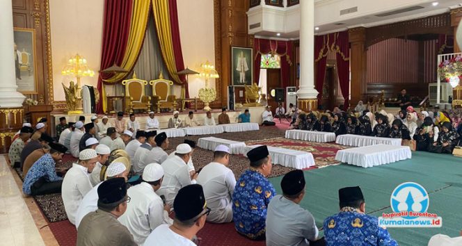 
 Suasana haul para Raja dan Sultan Kutai yang penuh khitmad, di Kedaton Kesultanan Kutai Kartanegara Ing Martadipura, Rabu (17/9/2025). (Fairuzzabady/Kumalanews.id)