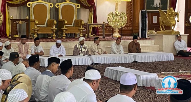 
 Suasana haul para Raja dan Sultan Kutai yang penuh khitmad, di Kedaton Kesultanan Kutai Kartanegara Ing Martadipura, Rabu (17/9/2025). (Fairuzzabady/Kumalanews.id)