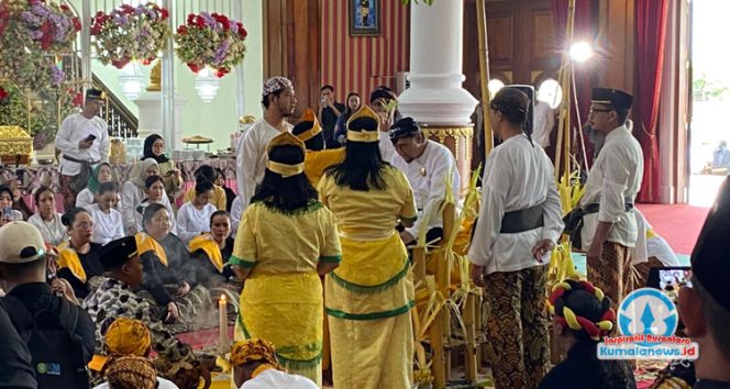 
 Sultan Kutai Kartanegara Ing Martadipura ke-21, Aji Muhammad Arifin, menjalani prosesi ritual Beluluh Awal sebelum dimulainya Erau Adat di Kedaton Kesultanan Kutai, Kamis (18/9/2025). (Fairuzzabady/Kumalanews.id)