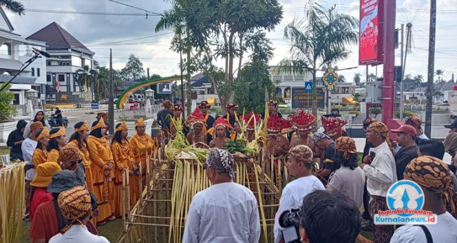 
 Prosesi ritual Menjamu Benua diikuti 7 Belian Bini, 7 Belian Laki, 7 Pangkon Bini, dan 7 Pangkon Laki, diiringi tabuhan gendang serta gamelan. Rombongan membawa sesajian berupa 41 jenis kue jajanan pasar, nasi tambak, nasi ragi, telur, ayam panggang, air minum, dan peduduk. (Fairuzzabady/Kumalanews.id)