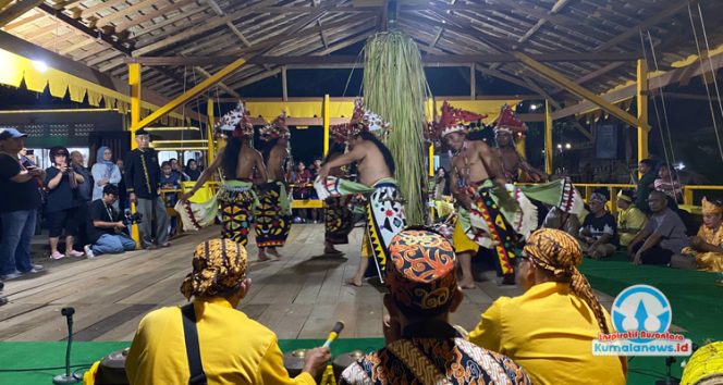 
 Para Belian melaksanakan ritual sakral Merangin dengan mengelilingi Binyawan, diiringi tabuhan gendang dan gong yang berirama, sehingga menciptakan suasana semakin magis. (Fairuzzabady/Kumalanews.id)