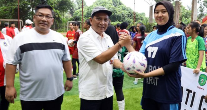 
 Asisten II Bidang Perekonomian dan Pembangunan Setkab Kukar, Ahyani Fadianur Diani, didampingi Sekretaris Diaspora Kukar, Syafliansyah, menyerahkan bola kepada tim sepak bola putri dari Kecamatan Samboja Barat. (Foto. Dok: www.kukarpaper.com)