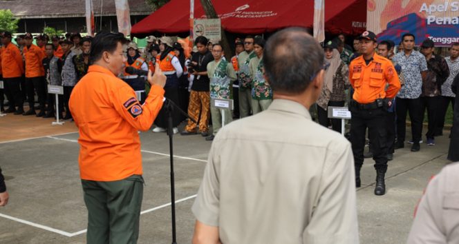 
 Sekretaris Daerah Kutai Kartanegara, Sunggono, memimpin apel Simulasi Klaster Logistik Penanggulangan Bencana di halaman Kantor BPBD Kukar, Kamis (18/9/2025). (Foto. Dok: www.kukarpaper.com)