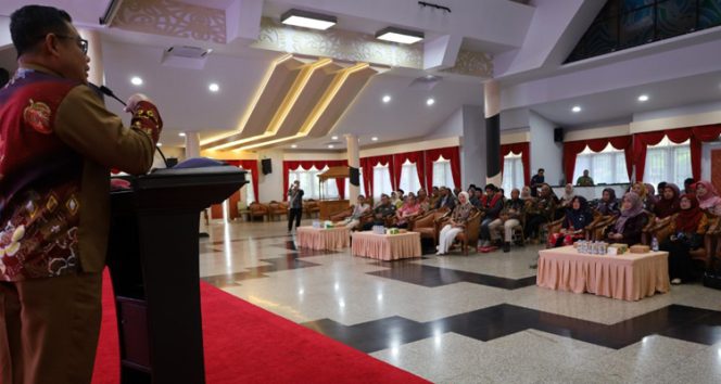 
 Kepala Dinas Pemberdayaan Masyarakat dan Desa (DPMD) Kutai Kartanegara, Arianto, memberikan sambutan sekaligus membuka kegiatan sosialisasi dan peningkatan kapasitas Tim Pembina Posyandu se-Kukar di Pendopo Odah Etam Tenggarong, Kamis (18/9/2025).