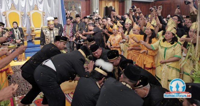 
 Sultan Kutai Kartanegara Ing Martadipura ke-XXI, Aji Muhammad Arifin, bersama kerabat Kesultanan dan pejabat terpilih memimpin prosesi sakral mendirikan Tiang Ayu, Minggu (21/9/2025), sebagai tanda dimulainya Erau Adat. (Foto. Dok: Awal)