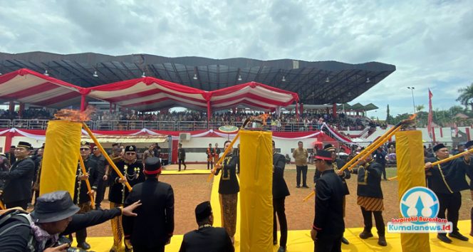 
 Menteri Pariwisata RI, Widiyanti Putri Wardhana, didampingi Gubernur Kaltim Rudy Mas’ud, Wakil Gubernur Seno Aji, Bupati Kukar Aulia Rahman Basri, Wakil Bupati H. Rendi Solihin, serta tamu undangan lainnya menyalakan Api Brong pada pembukaan Erau Adat Kutai 2025 di Stadion Rondong Demang Tenggarong, Minggu (21/9/2025). (Fairuzzabady/Kumalanews.id)