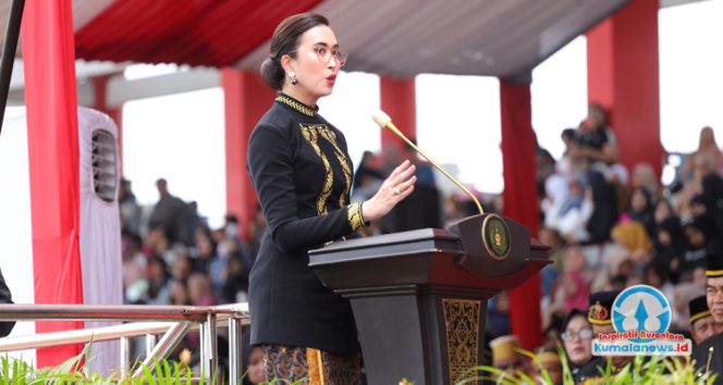 
 Menteri Pariwisata RI, Widiyanti Putri Wardhana, menyampaikan sambutan sekaligus membuka secara resmi Ceremony Erau Adat Kutai 2025 di Stadion Rondong Demang Tenggarong, Minggu (21/9/2025). (Foto: Dok. Margini)