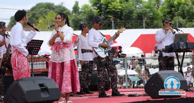 
 Komunitas musik tradisi Petala Borneo tampil memeriahkan pembukaan Ceremony Erau Adat Kutai 2025 di Stadion Rondong Demang Tenggarong, Minggu (21/9/2025). (Fairuzzabady/Kumalanews.id)