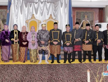 Foto bersama Sultan Kutai Kartanegara Ing Martadipura ke-XXI Aji Muhammad Arifin, Bupati Kukar Aulia Rahman Basri, Wakil Bupati Rendi Solihin, Wakil Ketua DPRD Kukar Abdul Rasid, Kepala Disdikbud Kukar Thauhid Afrilian Noor, unsur Forkopimda, kerabat Kesultanan Kutai, serta keluarga. (Foto. Dok: Awal)