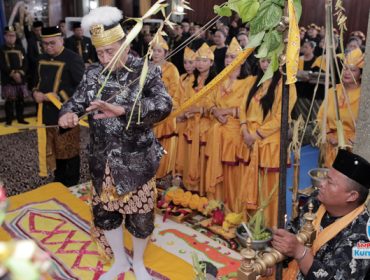 Sultan Kutai Kartanegara Ing Martadipura ke-XXI, Aji Muhammad Arifin, saat melaksanakan ritual sakral Bepelas malam pertama di Ruang Setingkil Keraton Kutai. (Foto. Dok: Awal)