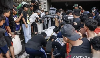 massa datangi rumah ahmad sahroni 2612157.jpg