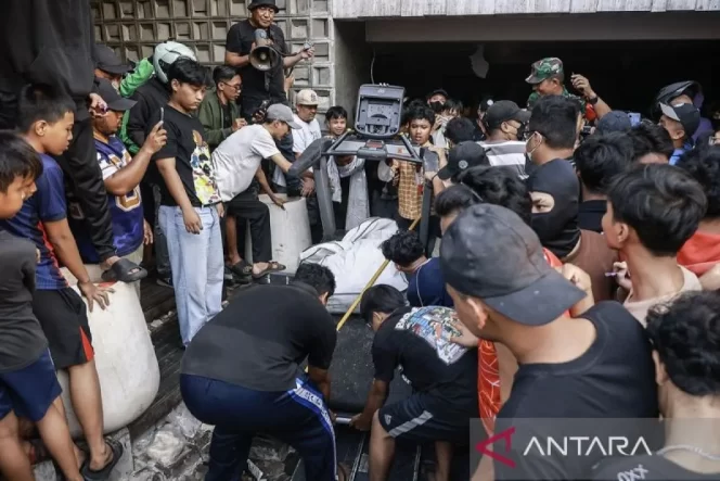 
 Massa mengeluarkan barang milik anggota DPR Ahmad Sahroni dari dalam rumahnya di kawasan Tanjung Priok, Jakarta, Sabtu (30/8/2025). ANTARA FOTO/Dhemas Reviyanto/sgd/am.
