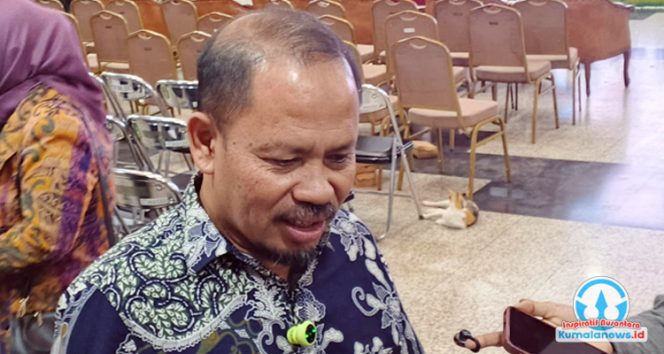 
 Plt. Sekretaris Dinas Pendidikan dan Kebudayaan Kabupaten Kutai Kartanegara, Pujianto, memberikan keterangan pers usai menghadiri peluncuran inovasi bertajuk “Anak Etam” di Pendopo Odah Etam, Tenggarong, Senin (13/10/2025) malam.