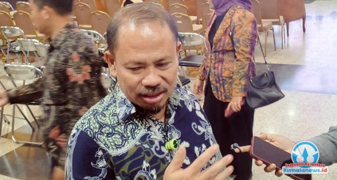 
 Plt. Sekretaris Dinas Pendidikan dan Kebudayaan Kabupaten Kutai Kartanegara, Pujianto, saat memberikan keterangan persnya kepada sejumlah awak media.