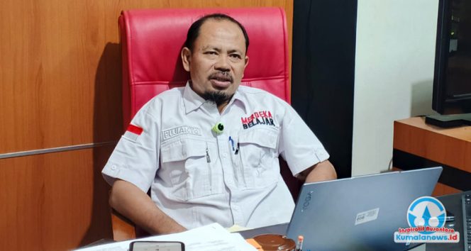 
 Plt. Sekretaris Dinas Pendidikan dan Kebudayaan Kabupaten Kutai Kartanegara, Pujianto, saat memberikan keterangan persnya kepada sejumlah awak media.