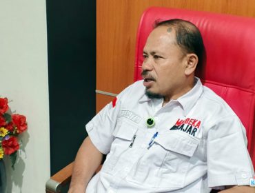 Plt. Sekretaris Dinas Pendidikan dan Kebudayaan Kabupaten Kutai Kartanegara, Pujianto, saat memberikan keterangan persnya kepada sejumlah awak media.